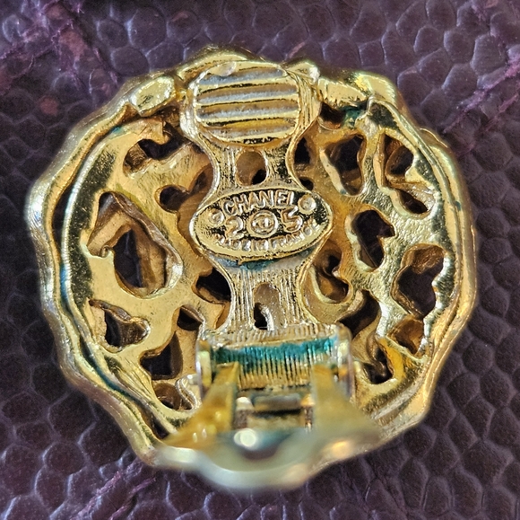 Chanel CC Logo Cut-Out Gold Plated Clip-on Vintage Earrings - Picture 3 of 7